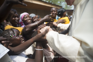 7-Viaje apostólico : Visita al Campo de refugiados de Saint Sauveur
