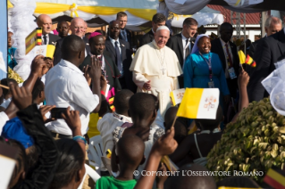 4-Apostolische Reise: Besuch des Caritashauses in Nalukolongo