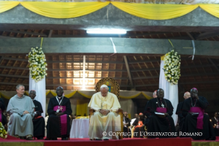 1-Viaje apostólico: Visita a Munyonyo y saludo a los catequistas y profesores