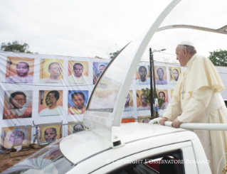 11-Viaje apostólico: Santa Misa por los mártires de Uganda 