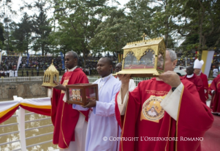 12-Voyage apostolique : Messe pour les martyrs d'Ouganda 