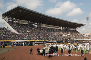 1-Apostolische Reise: Eucharistiefeier im Stadion der Sportanlage Barthélémy Boganda