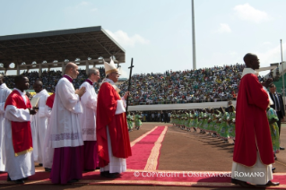 0-Viaje apostólico: Santa Misa en el Estadio del Complejo deportivo Barthélémy Boganda