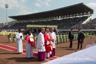 4-Apostolic Journey: Holy Mass celebrated at Barth&#xe9;l&#xe9;my Boganda Stadium