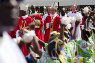 2-الزيارة الرسولية إلى أفريقيا الوسطى: القداس الإلهي في الملعب الرياضي، بانغي