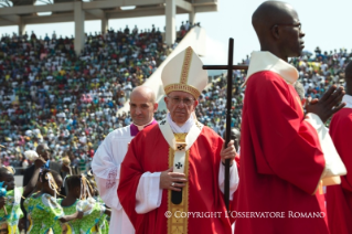 3-Apostolic Journey: Holy Mass celebrated at Barth&#xe9;l&#xe9;my Boganda Stadium