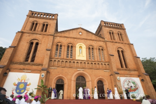 1-Voyage apostolique : Ouverture de la Porte Sainte de la Cathédrale de Bangui - Messe avec les pr&#xea;tres, religieux, religieuses, cat&#xe9;chistes et jeunes 