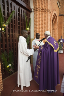 2-Voyage apostolique : Ouverture de la Porte Sainte de la Cathédrale de Bangui - Messe avec les pr&#xea;tres, religieux, religieuses, cat&#xe9;chistes et jeunes 