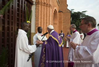 3-Voyage apostolique : Ouverture de la Porte Sainte de la Cathédrale de Bangui - Messe avec les pr&#xea;tres, religieux, religieuses, cat&#xe9;chistes et jeunes 