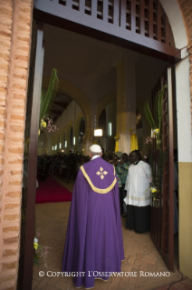 18-Voyage apostolique : Ouverture de la Porte Sainte de la Cathédrale de Bangui - Messe avec les pr&#xea;tres, religieux, religieuses, cat&#xe9;chistes et jeunes 