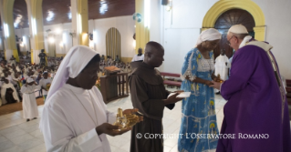 23-Voyage apostolique : Ouverture de la Porte Sainte de la Cathédrale de Bangui - Messe avec les pr&#xea;tres, religieux, religieuses, cat&#xe9;chistes et jeunes 