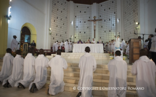 25-Voyage apostolique : Ouverture de la Porte Sainte de la Cathédrale de Bangui - Messe avec les pr&#xea;tres, religieux, religieuses, cat&#xe9;chistes et jeunes 