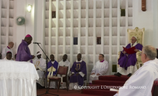 28-Voyage apostolique : Ouverture de la Porte Sainte de la Cathédrale de Bangui - Messe avec les pr&#xea;tres, religieux, religieuses, cat&#xe9;chistes et jeunes 
