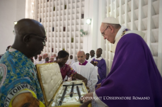 30-Voyage apostolique : Ouverture de la Porte Sainte de la Cathédrale de Bangui - Messe avec les pr&#xea;tres, religieux, religieuses, cat&#xe9;chistes et jeunes 