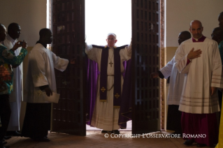 16-Voyage apostolique : Ouverture de la Porte Sainte de la Cathédrale de Bangui - Messe avec les pr&#xea;tres, religieux, religieuses, cat&#xe9;chistes et jeunes 
