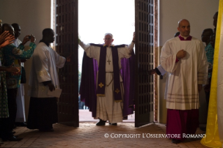 17-Voyage apostolique : Ouverture de la Porte Sainte de la Cathédrale de Bangui - Messe avec les pr&#xea;tres, religieux, religieuses, cat&#xe9;chistes et jeunes 
