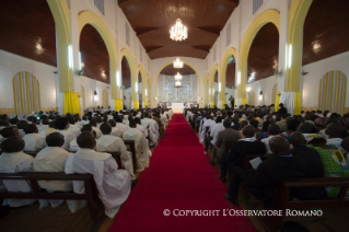 36-Voyage apostolique : Ouverture de la Porte Sainte de la Cathédrale de Bangui - Messe avec les pr&#xea;tres, religieux, religieuses, cat&#xe9;chistes et jeunes 