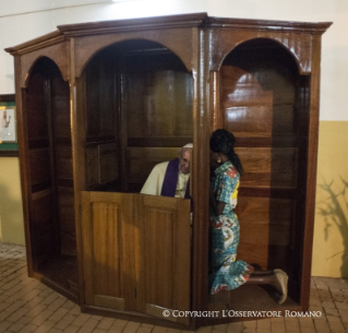 4-Viaje apostólico: Confesión de algunos jóvenes y comienzo de la Vigilia de oración