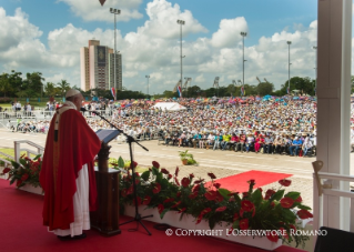 10-الزيارة الرسولية إلى كوبا: قداس في هولغوين