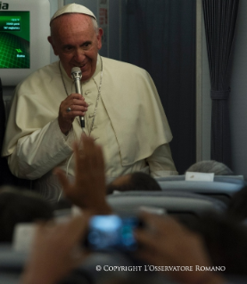 5-Viaje apostólico: Conferencia de prensa del Santo Padre durante el vuelo de regreso a Roma