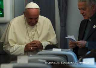 8-Viaje apostólico: Conferencia de prensa del Santo Padre durante el vuelo de regreso a Roma