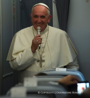 10-Apostolische Reise: Pressekonferenz mit dem Heiligen Vater auf dem Rückflug von Paraguay nach Rom