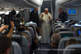 13-Viaggio Apostolico: Conversazione del Papa con i giornalisti nel viaggio di ritorno da Asunción a Roma