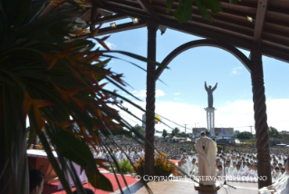 1-الزيارة الرعوية - بوليفيا : قداس في ساحة المسيح المخلص - سانتا كروز دي لا سييرا