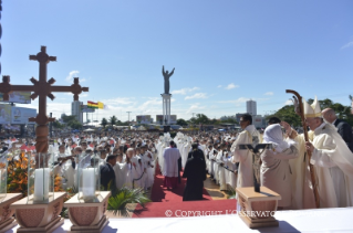 8-الزيارة الرعوية - بوليفيا : قداس في ساحة المسيح المخلص - سانتا كروز دي لا سييرا