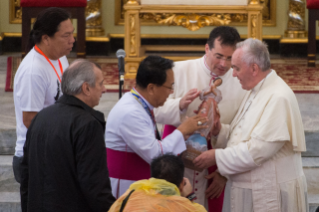 1-Sri Lanka - Filipinas: Encuentro con sacerdotes, religiosas, religiosos, seminaristas y familias de los supervivientes