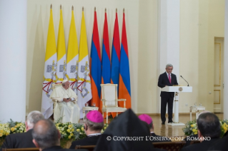 2-Viagem Apostólica à Armênia: Encontro com as Autoridades Civis e com o Corpo Diplomático