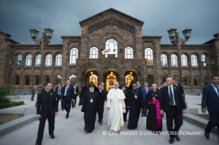 8-Viaggio Apostolico in Armenia: Incontro con il Catholicos nel Palazzo Apostolico