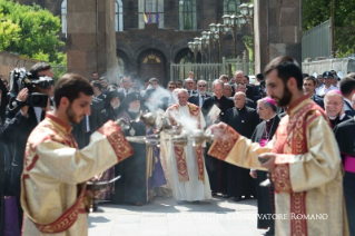 1-Apostolic Journey to Armenia: Visit and prayer at the Apostolic Cathedral