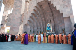 12-Viaje apostólico a Armenia: Participación en la Divina Liturgia en la Catedrale apostólica armenia