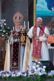 18-Voyage apostolique en Arm&#xe9;nie : Participation à la Divine Liturgie en la cathédrale arménienne apostolique
