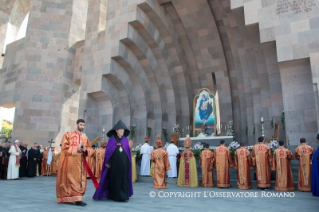 0-Viaggio Apostolico in Armenia: Partecipazione alla Divina Liturgia nella Cattedrale armeno-apostolica