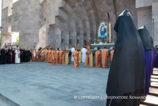 4-Apostolische Reise nach Armenien: Teilnahme an der Liturgiefeier in der armenisch-apostolischen Kathedrale