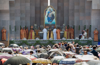 1-Apostolische Reise nach Armenien: Teilnahme an der Liturgiefeier in der armenisch-apostolischen Kathedrale