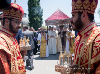 8-Apostolische Reise nach Armenien: Teilnahme an der Liturgiefeier in der armenisch-apostolischen Kathedrale