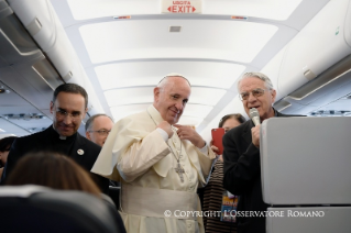 0-Viaje apostólico: Saludo del Santo Padre a los periodistas durante el vuelo hacia Armenia