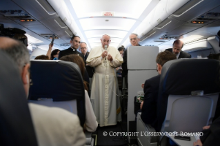 1-Viaje apostólico: Saludo del Santo Padre a los periodistas durante el vuelo hacia Armenia