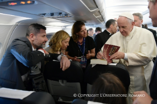 2-Viaje apostólico: Saludo del Santo Padre a los periodistas durante el vuelo hacia Armenia