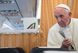 2-Viaggio Apostolico: Conferenza stampa del Santo Padre durante il volo di ritorno dall'Armenia