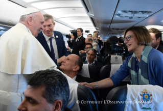2-Viaggio Apostolico in Georgia e Azerbaijan: Saluto del Santo Padre ai giornalisti durante il volo verso la Georgia