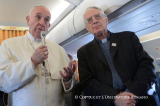 0-Paroles du Pape au cours du vol d’aller à Lesbos