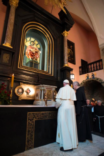 3-Viaggio Apostolico in Polonia: Preghiera del Santo Padre nella Basilica di san Francesco a Cracovia