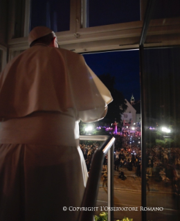 0-Apostolic Journey to Poland: Greeting to the faithful from the window of the Archbishop&#39;s Palace of Krak&#xf3;w
