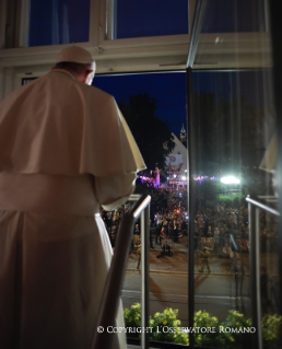 1-Apostolic Journey to Poland: Greeting to the faithful from the window of the Archbishop&#39;s Palace of Krak&#xf3;w