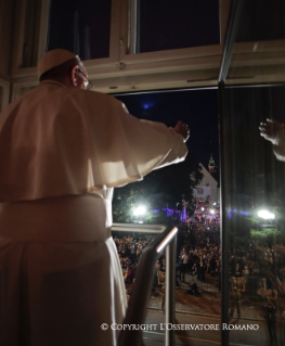 3-Apostolic Journey to Poland: Greeting to the faithful from the window of the Archbishop&#39;s Palace of Krak&#xf3;w