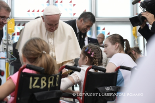 7-Viaje apostólico a Polonia: Visita al Hospital Pediátrico Universitario (UCH)